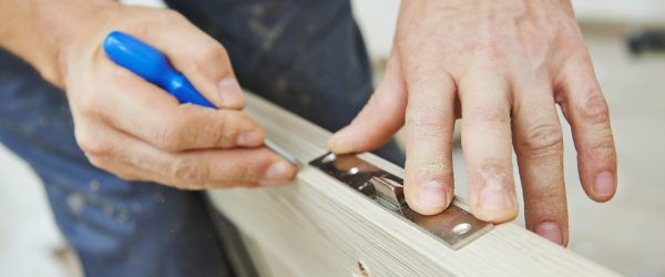 Aide pour changer une porte d'entrée