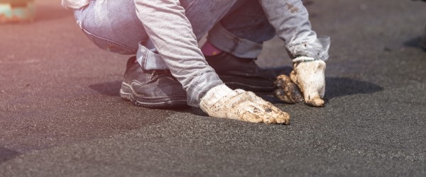 L'étanchéité d'un toit terrasse goudron expliquée - AlloTravaux